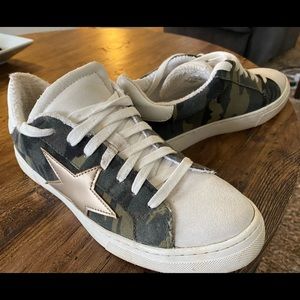 Woman’s Steve Madden star ankle sneakers